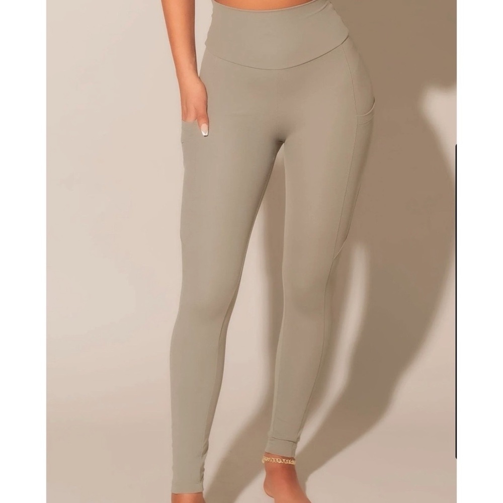 NWT perfect pocket khaki leggings 💚